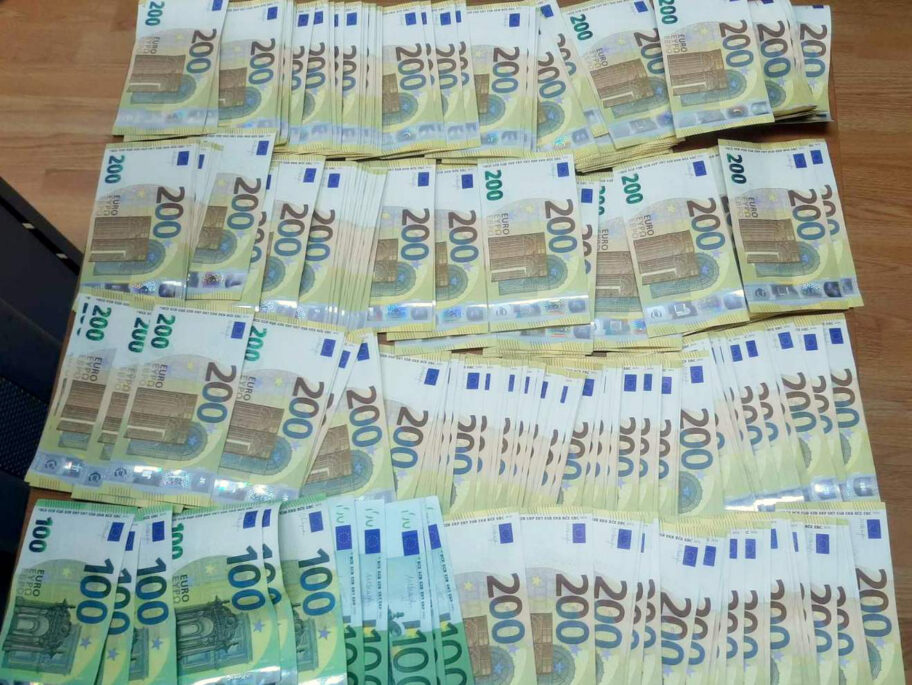 Neprijavljene evre carinici na Gradini otkrili u donjem vešu 18 Neprijavljeni evri na GP Gradina
