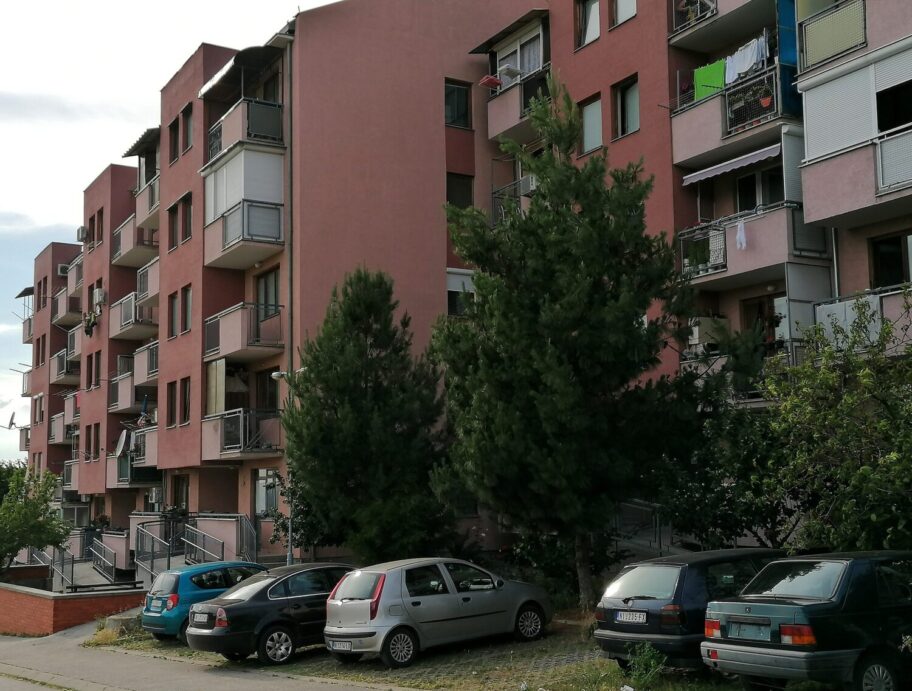 Dugovi, posete izvršitelja i problemi sa dokumentima - muke zakupaca stanova za izbeglice u Pasi Poljani 2 pasi poljana zgrada foto uk scaled