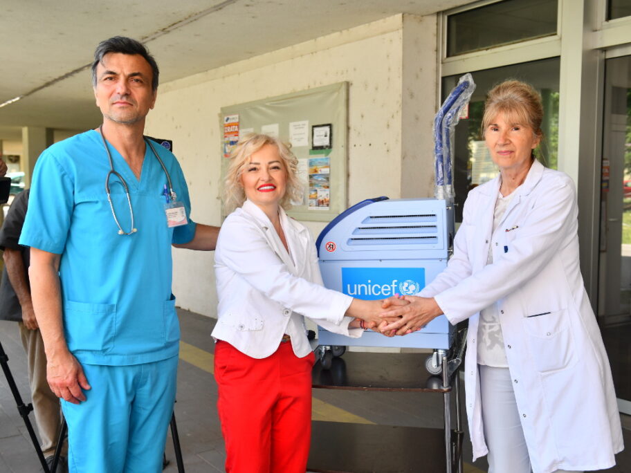 Jelena Kovacevic iz UNICEF svecano urucuje aparat UKC Nis