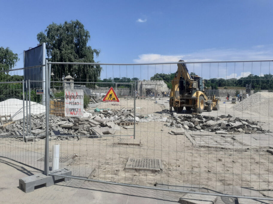 Niška opozicija traži odgovore o Trgu i mostu i najavljuje obeležavanje godišnjice od početka radova 11 trg radovi foto tr