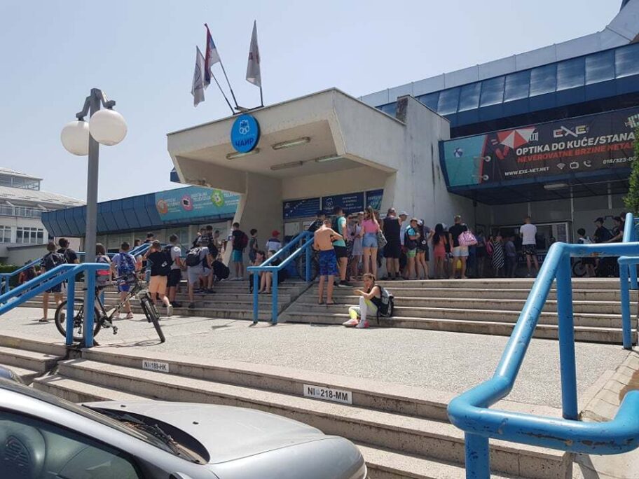 Đaci prvog dana raspusta pohrlili na bazen u Čairu i napravili gužvu na biletarnici 6 slika uROS