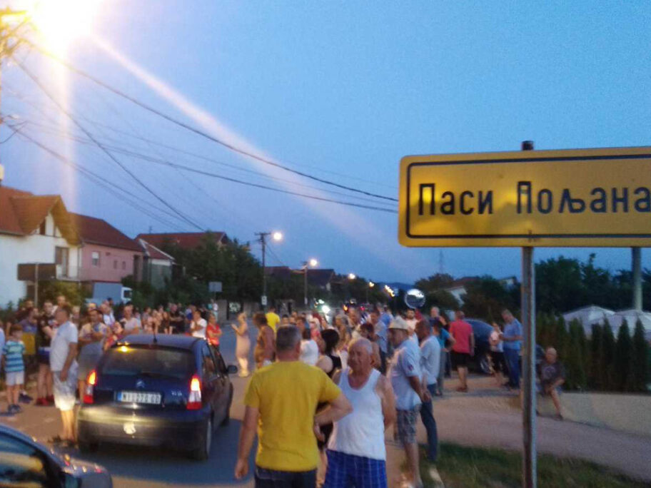 Meštani Pasi Poljane protestovali jer danima nemaju vodu 1 pasipoljana protest foto vk