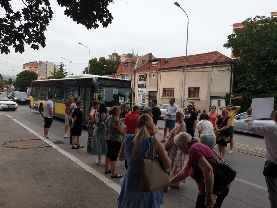 Stanari "Crvenog solitera" blokirali saobraćaj nakon što im je "pauk" odneo vozila 11 protest 1
