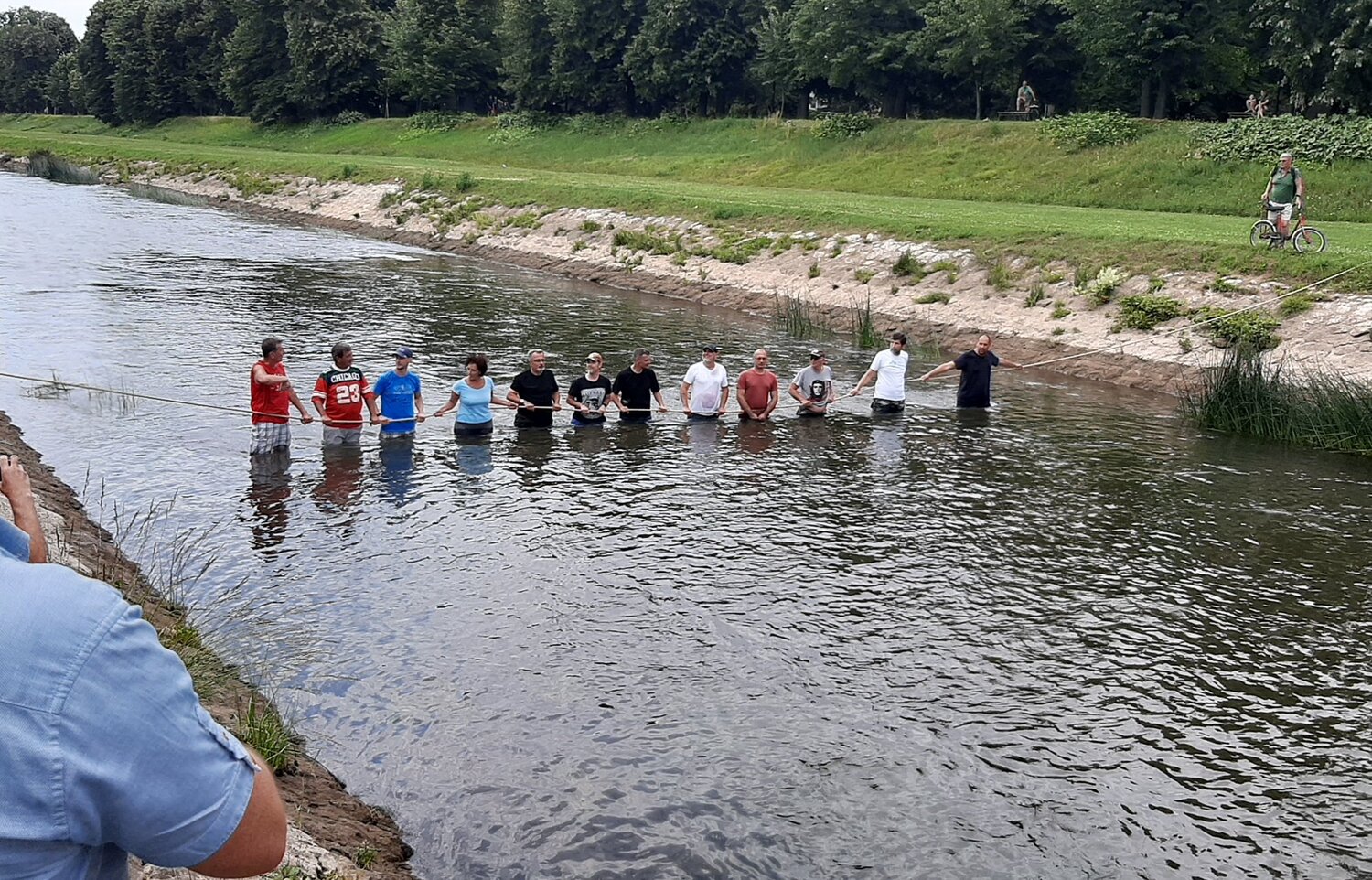 Piroćanci performansom i vezivanjem u Nišavi pozivaju nadležne iz HE Zavoj da poštuju zakon 1 Pirot akcija