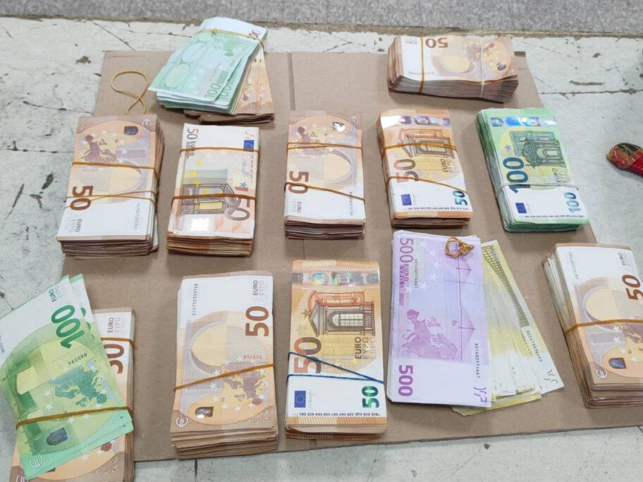 U duplom dnu kofera skrivali 166.000 evra 16 Velika suma neprijavljenih deviza na Gradini