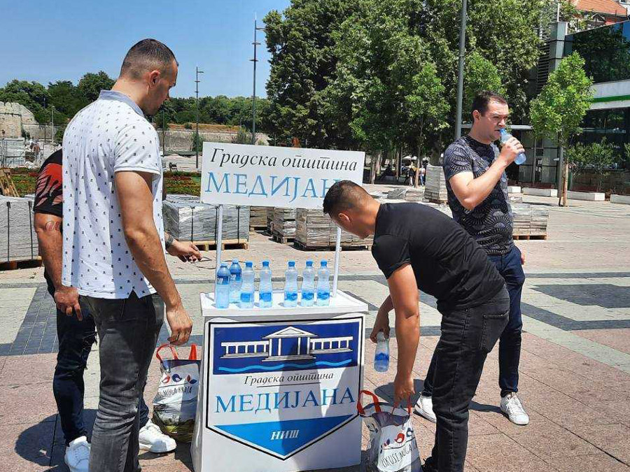 Zaposleni u Medijani, opštini sa najviše javnih česama, delili flašice sa vodom 5 Medijana voda
