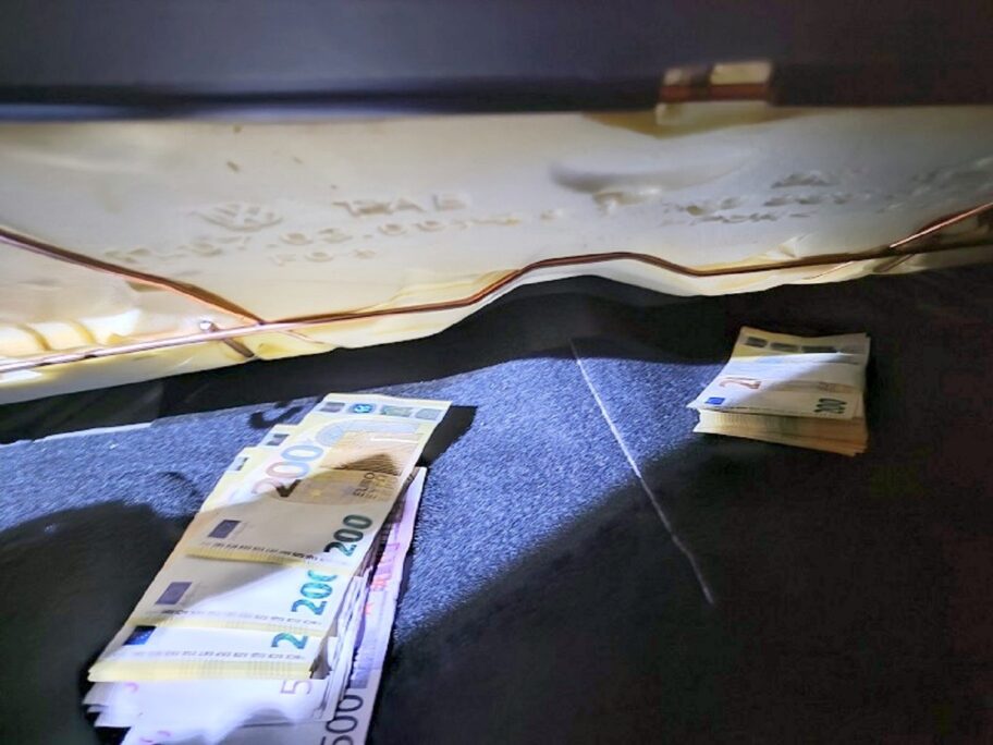 Na Gradini zaplenjen neprijavljen novac, oduzeto 28.000 evra 15 novac sakriven ispod sedista na Gradini 09 07 2021