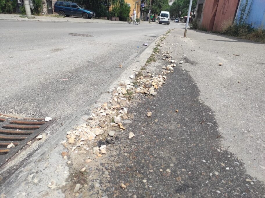 tucanik i sljunak se slivali niz trotoar 1