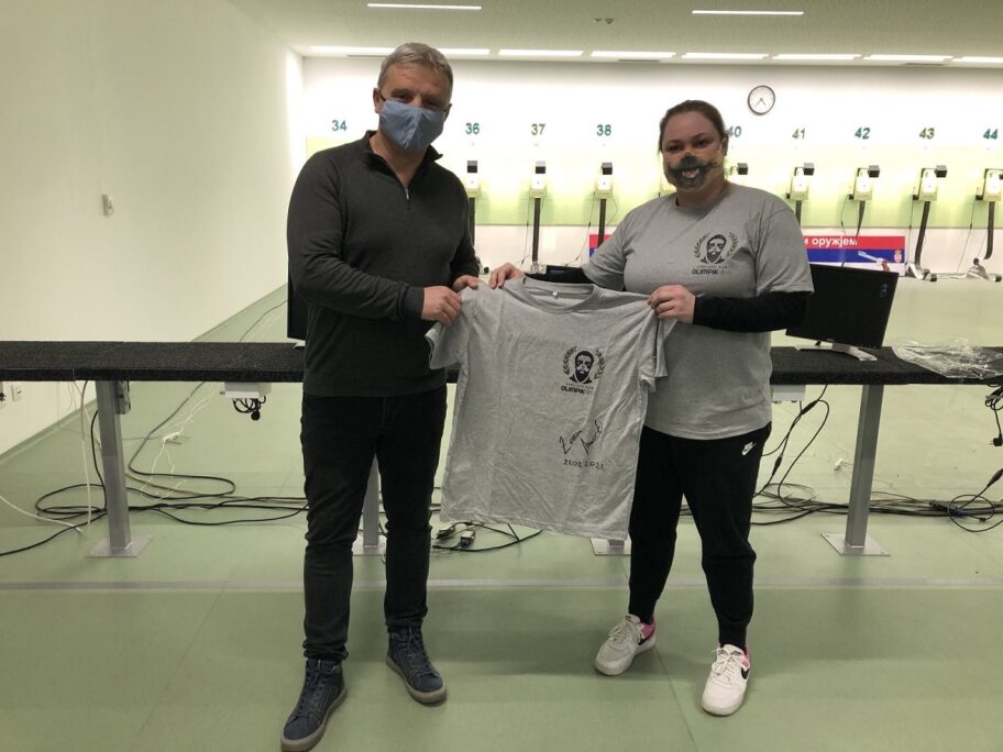 Počele "Olimpijske licitacije" - na prvoj potpisana majica reprezentativke u streljaštvu 14 Zorana Arunovic Copy