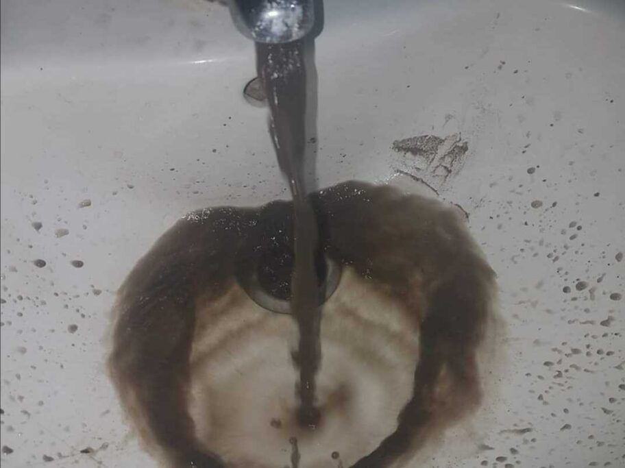 Voda sa izvora u selu Tulovo puna blata, nema naznaka kada će meštani dobiti gradsku vodu 18 IMG 20210727 112848