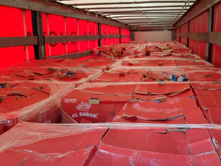 kutije cipsa medju kojima se krilo 7 migranata