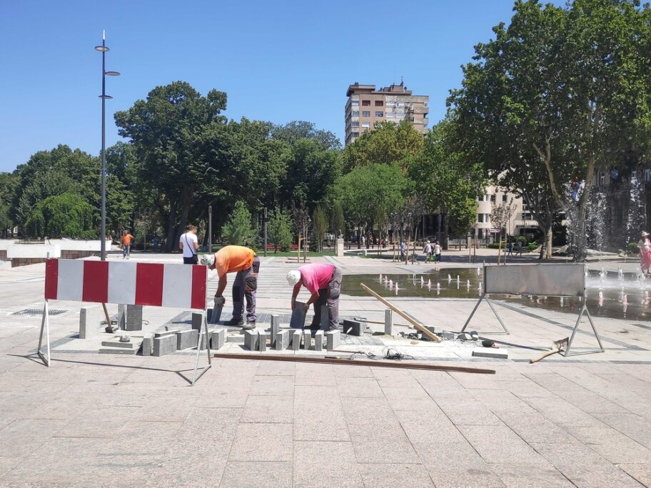 Počela rekonstrukcija rekonstruisanog Trga - radnici menjaju neke od novih kocki 19 zamena kocki 2