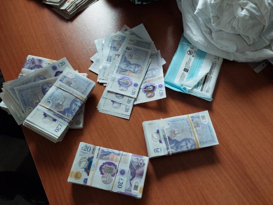 Carinici oduzeli 24.000 funti na Merdaru, putniku i novčana kazna zbog neprijavljivanja 14 Prebrojavanje zaplenjenog novca