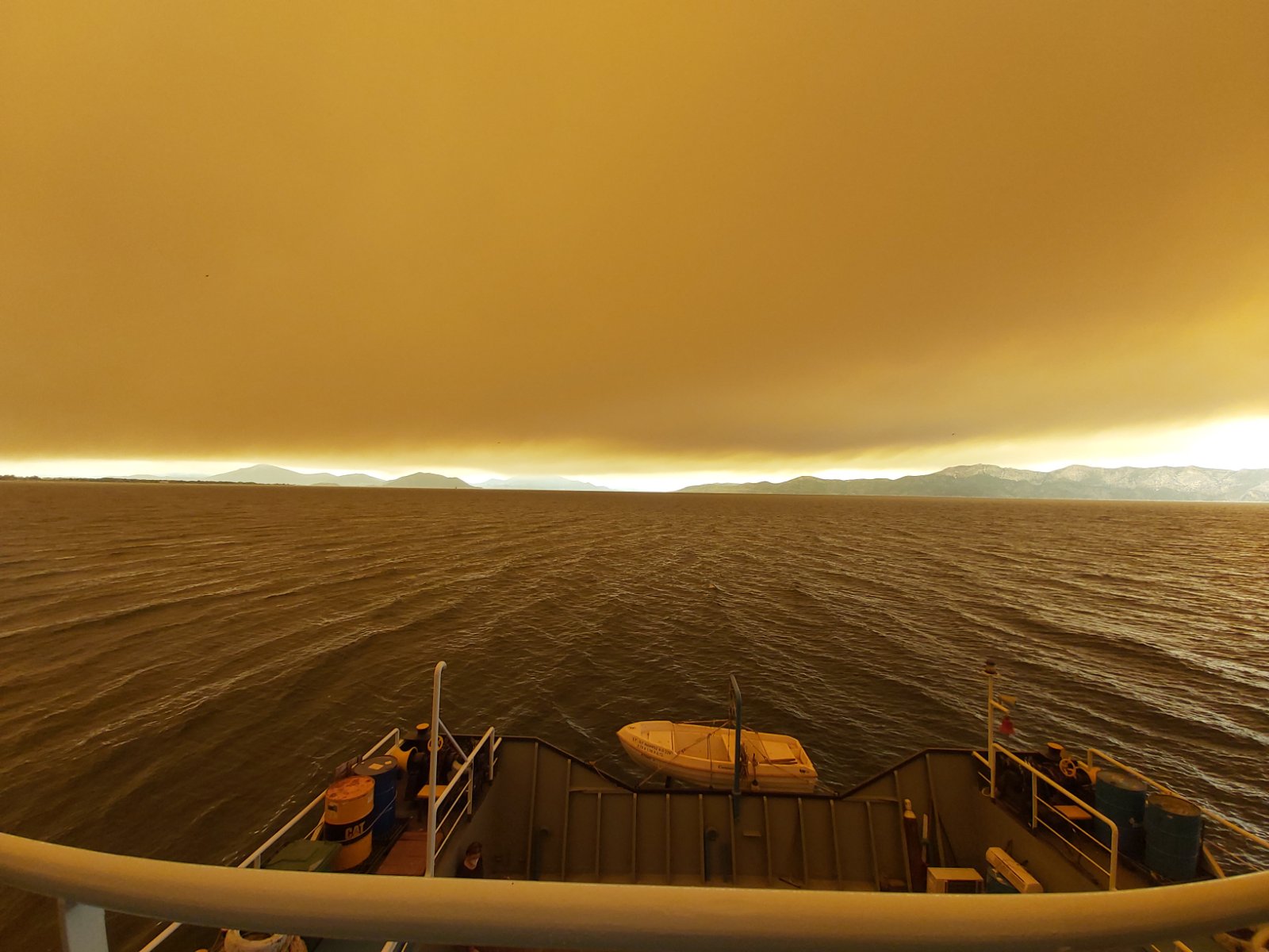 Pogled sa trajekta na putu za Edipsos