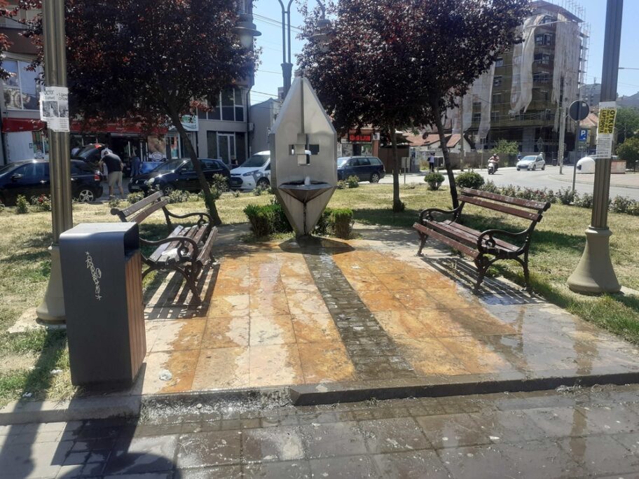 Bara oko česme preko puta Lutkarskog, iz Vodovoda apel da se ne baca smeće u odvode 12 Webp net resizeimage 3