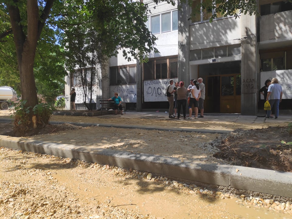 Stanari u Čarnojevićevoj protestovali zbog ivičnjaka koji blokira prilaz do ulaza zgrade 1 234864398 520547532550847 2043474603416892685 n