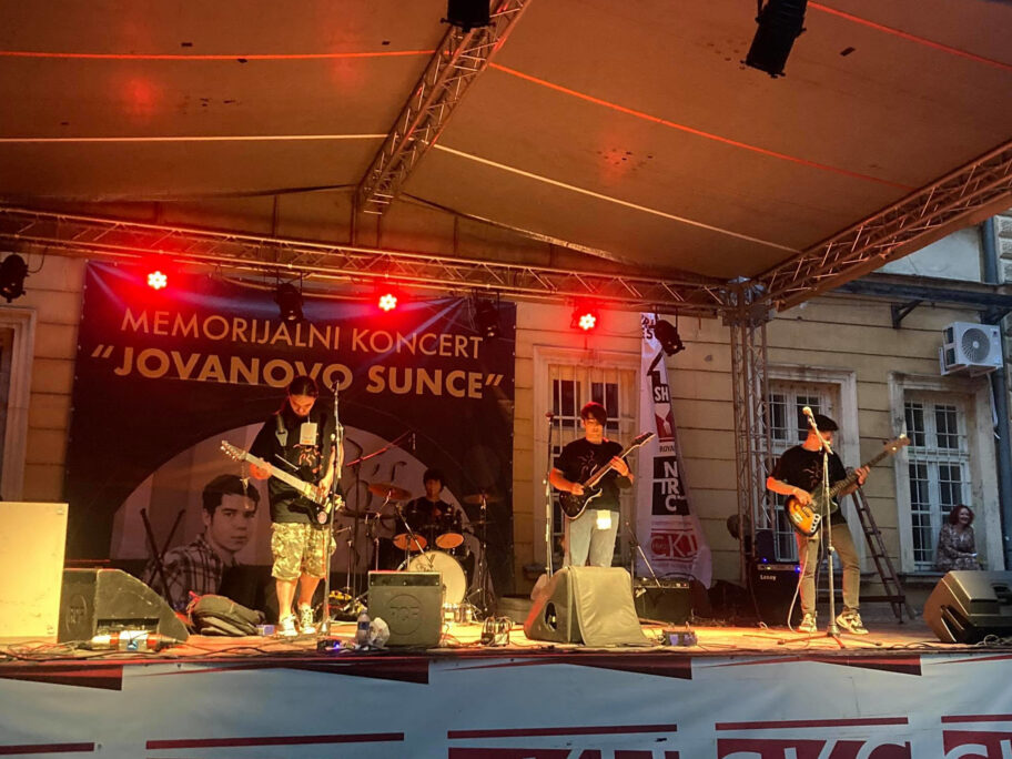 Bendovi svirali u sećanje na Jovana Veselinovića, a posetioci umesto karte donirali novac za lečenje Taše 19 Jovanovo srce 1