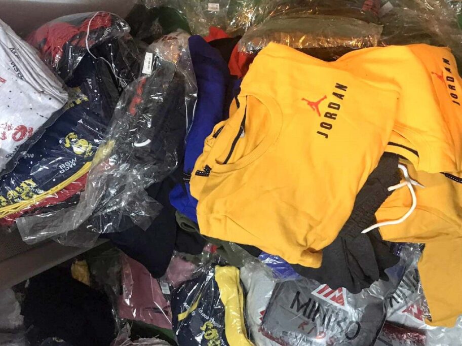 U tovaru iz Turske pokušali da u Srbiju prošvercuju robu koja je kopija poznatih marki 19 1 Tovar zadrzane tekstilne robe GP Gradina