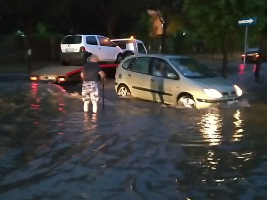 Mnoge ulice i kuće u Nišu juče zbog kiše bile pod vodom, građani od nadležnih traže trajno rešenje 10 foto citalac 2