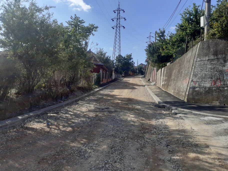 Asfaltni "talasi" skinuti i posipan šljunak u Ulici Svetolika Rankovića, nepoznato kada će kraj radova 5 svetolika rankovica 2