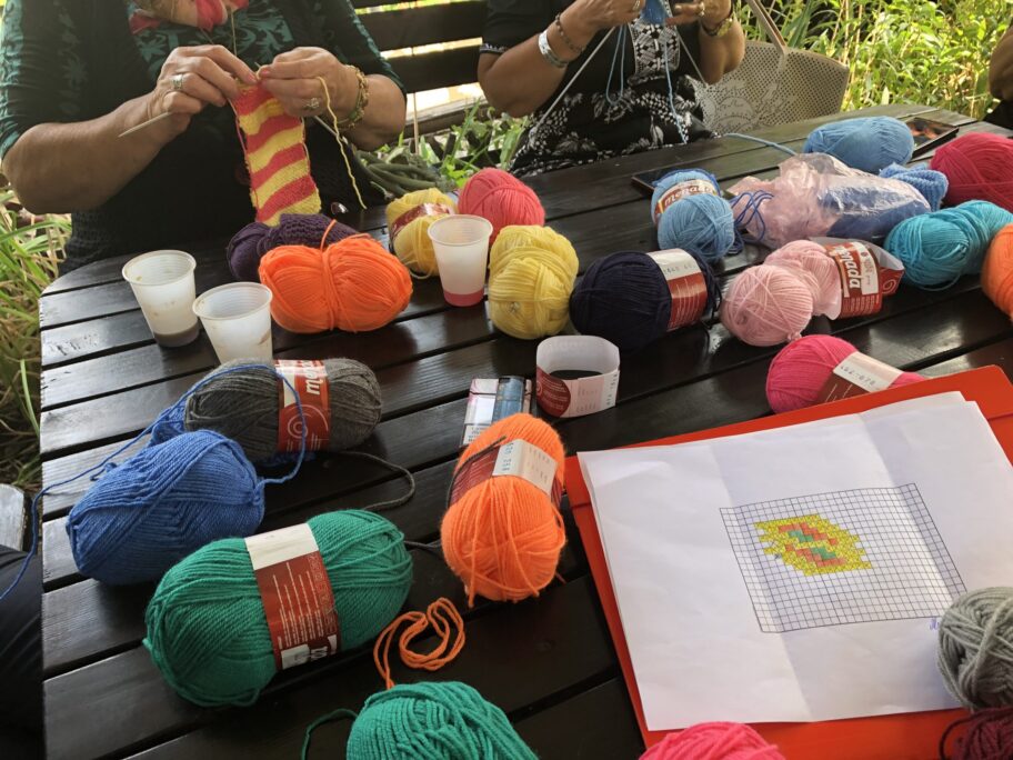 Tinejdžeri na sedenću: Peta škola pletenja u Pirotu 7 image00004 scaled