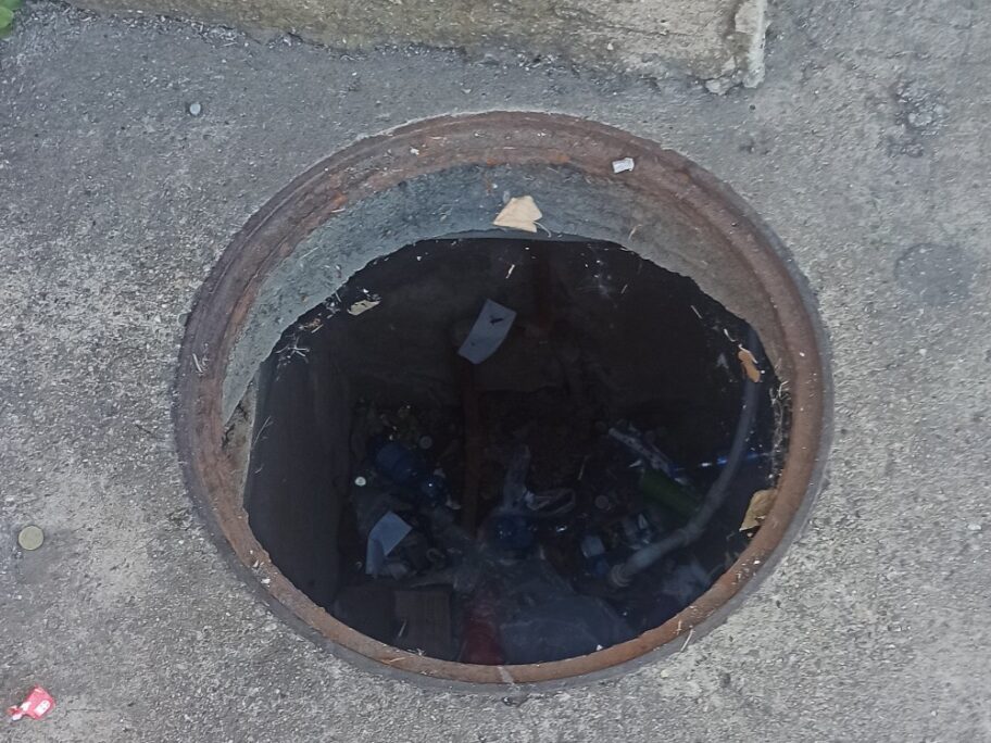 Otvorene šahte na trotoaru u naselju Ratko Jović u Nišu opasnost za prolaznike 6 1631529067897