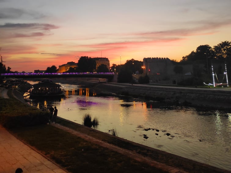 Srednjoškolci u nedelju čiste i farbaju mobilijare na niškom Keju i u parku Čair 5 241793603 3064231990565597 2146226577667323177 n