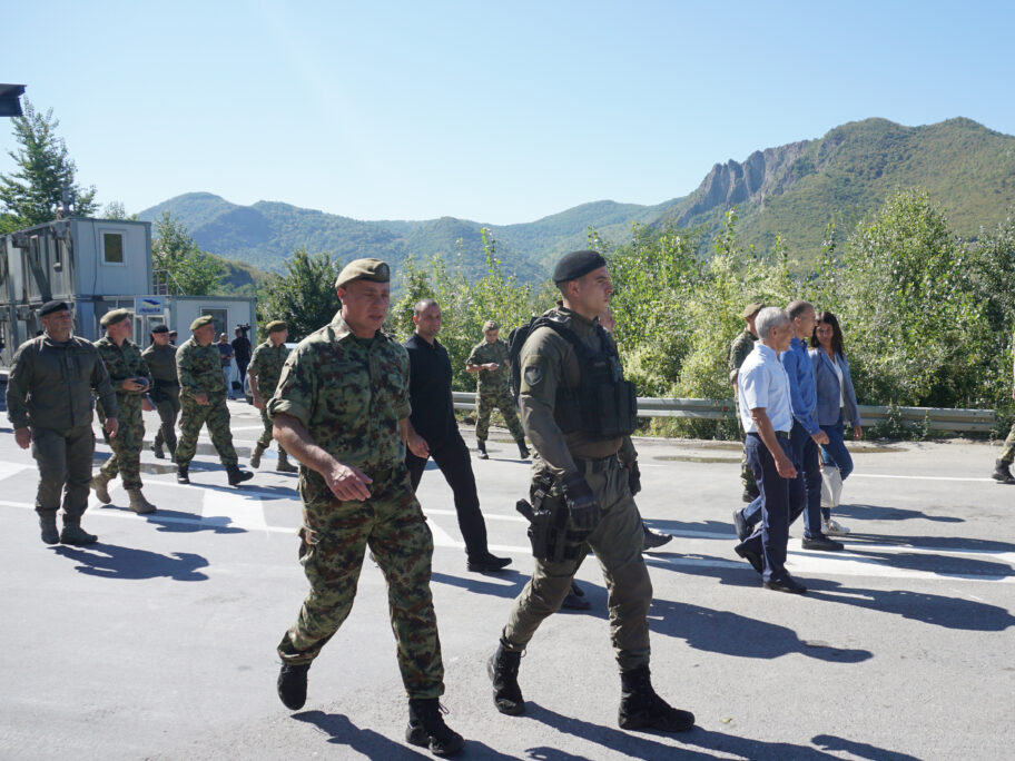 Ministar odbrane sa ruskom delegacijom obilazi vojsku uz administrativnu liniju sa Kosovom 8 DSC09212