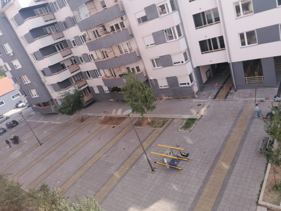 Deca u Majakovskog ostala bez mobilijara, iz Opštine Medijana kažu vratiće ga kad dobije atest 18 MOBILIJAR