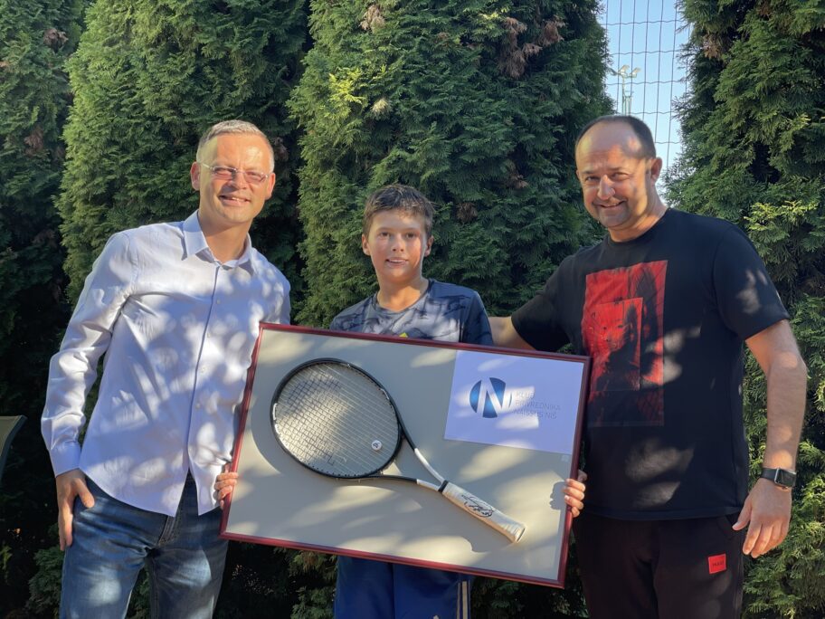 Teniser TAŽ-a osvojio revijalni turnir u Nišu, nagrada za 1. mesto reket Novaka Đokovića 16 Reket 1 Milan Bogdanovic Aleksandar Zikic i Nikola Zivkovic scaled