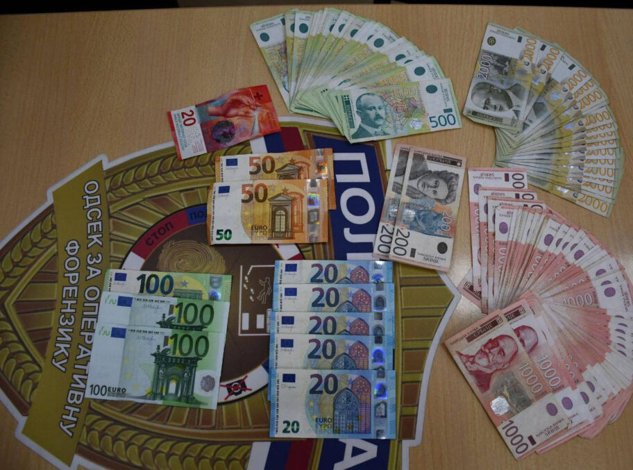 Uhapšeni nakon što su uz pretnju pištoljem opljačkali zlataru i menjačnicu u centru Niša 8 2