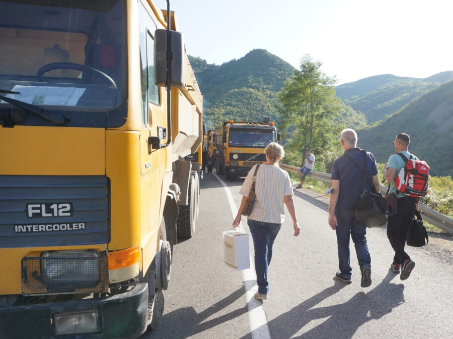 Postignut dogovor u Briselu, nema skidanja srpskih tablica, nalepnice umesto kosovskih 7 jarinje foto vk