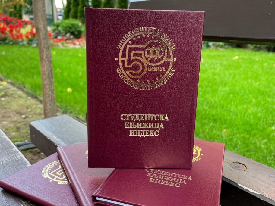 Uručeni "zlatni" indeksi jubilarnoj 50. generaciji sudenata niškog Filozofskog fakulteta 7 1633099286232 scaled