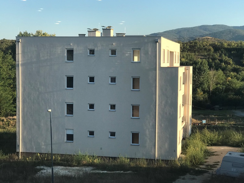 Posle više probijenih rokova završena zgrada u Prokuplju za izbegle i raseljene, za useljenje se čeka struja 17 nasl