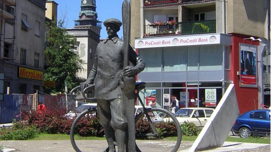 121080795 sl02spomenikivanusariunatrgusanjegovimimenomusuboticizlgruji2005