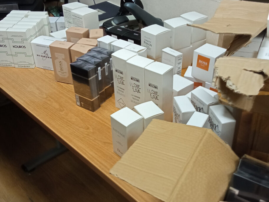 Kopije skupocenih parfema zaplenjene na Graničnom prelazu Gradina 17 parfemi foto uprava carina