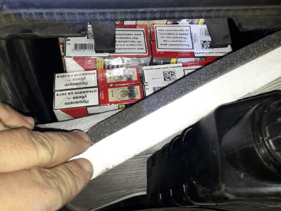Skoro 40 boksova cigareta sakrivenih u fabričkim šupljinama kombija pronašli carinici na Gradini 18 cgarete u filteru za vazduh Gradina 02 11 2021