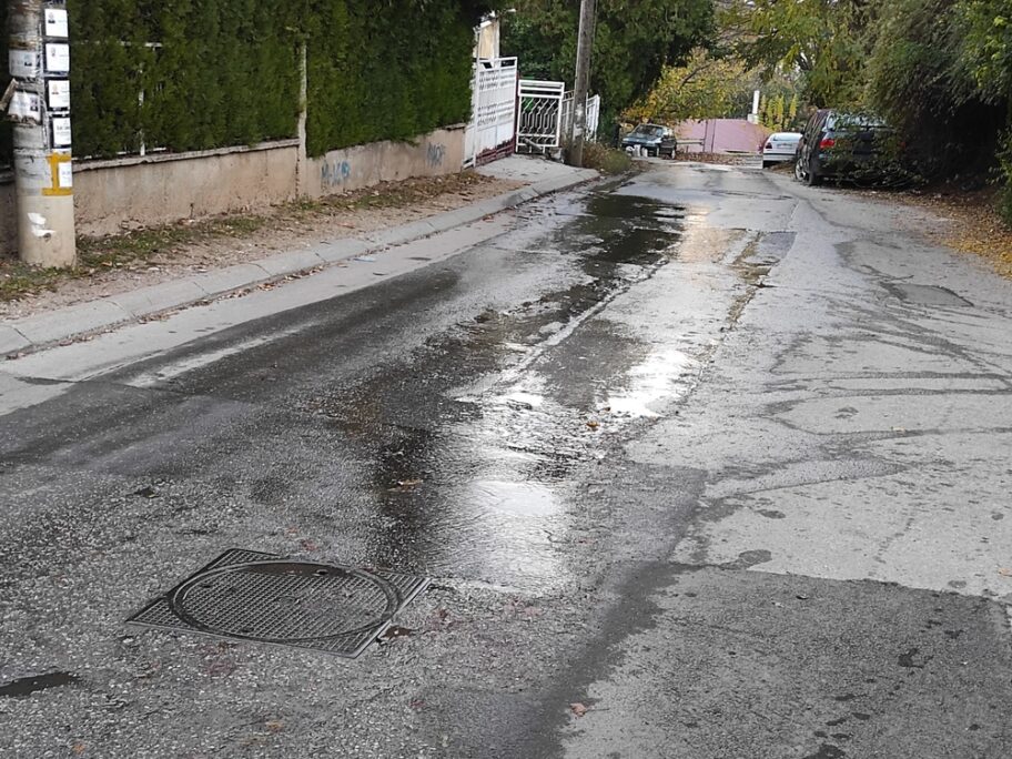 Voda u Malojastrebačkoj ulici u Nišu curi već mesec dana, iz Vodovoda kažu problem će rešiti sutra 14 Webp net resizeimage 80