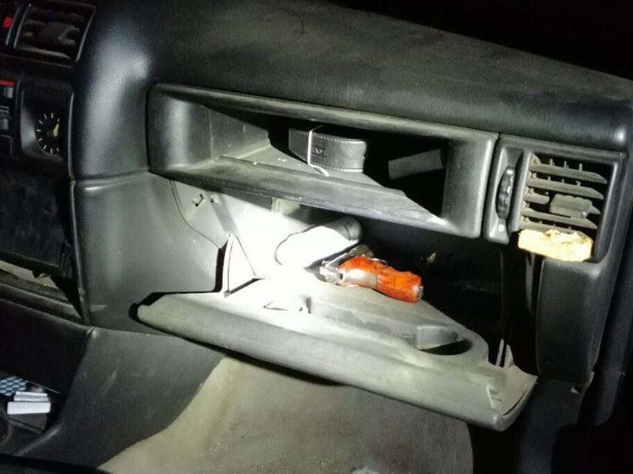 Leskovčanin u kaseti automobila krio pištolj 19 Pistolj LE Policija