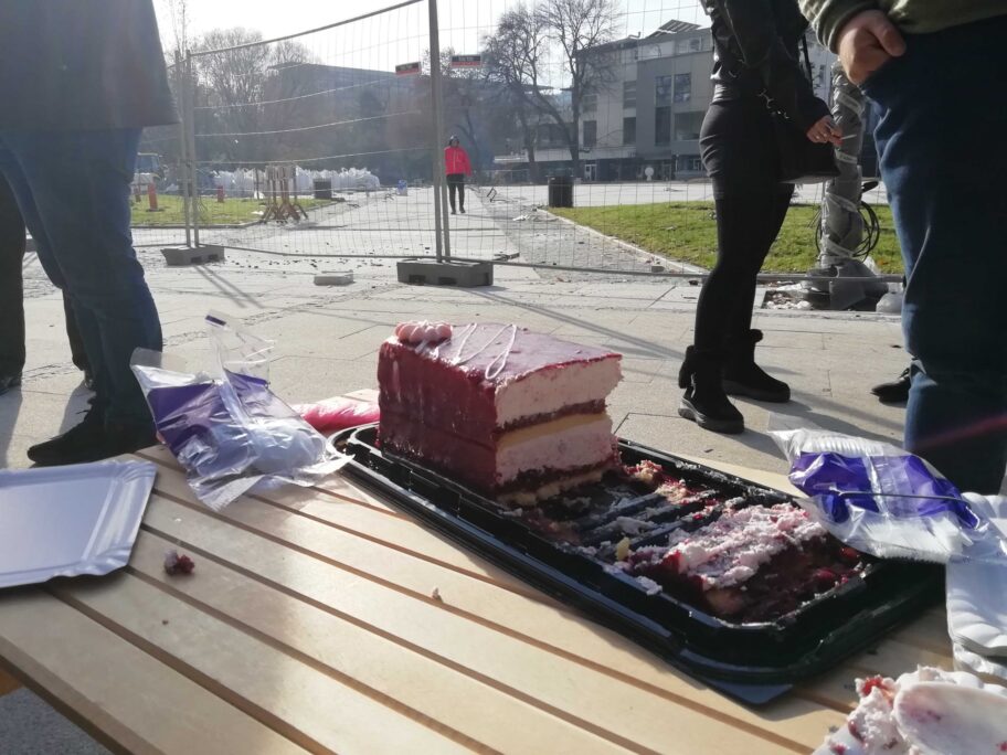 Leskovačka opozicija uz tortu obeležila ulazak u treću godinu radova na Trgu 18 IMG 20211111 124037 scaled