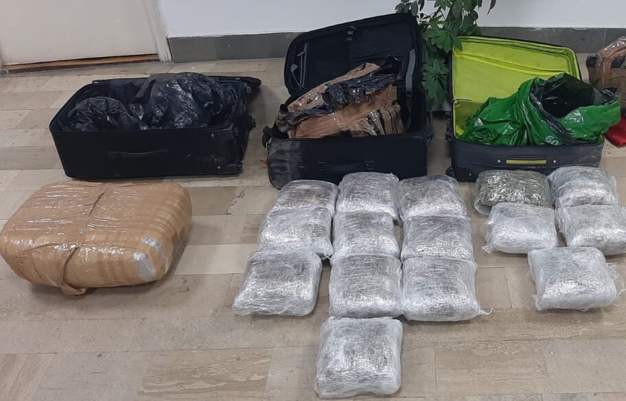 30 kilograma marihuane pronađeno u koferima izbačenim iz auta u blizini Niša 3 1 6