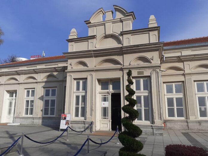 oficirski dom nis foto T R