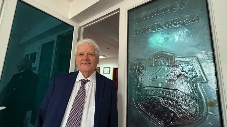 121754256 e7999e33 f03f 4be3 903f 7c13703c0377