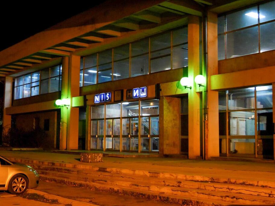 Železnička stanica u Nišu uveče zaključana, ispred beskućnici čekaju jutro da se unutra ugreju 5 1637926586679