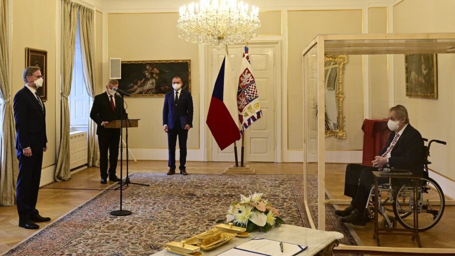 Češka i politika: Predsednik Miloš Zeman, pozitivan na korona virus, dao mandat novom premijeru kroz kutiju od pleksiglasa 8 121853761 mediaitem121853572