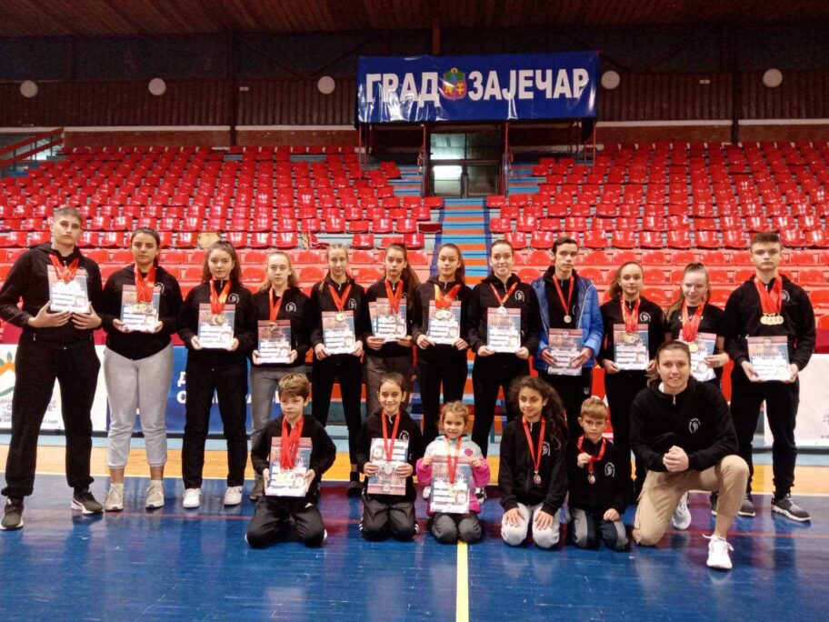 47 medalja na državnom prvenstvu za karatiste leskovačkog kluba 8 IMG d218186af57ef784bc7f065348bf3179 V