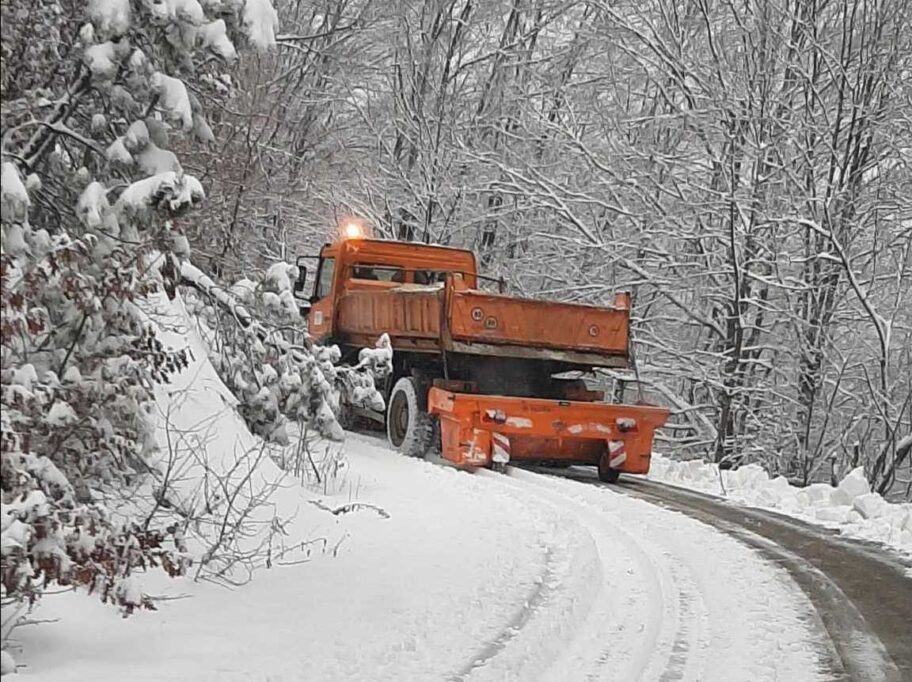 Očišćeni putevi u planinskim selima Vlasotinca, mehanizacija na terenu 19 IMG 20211130 150129