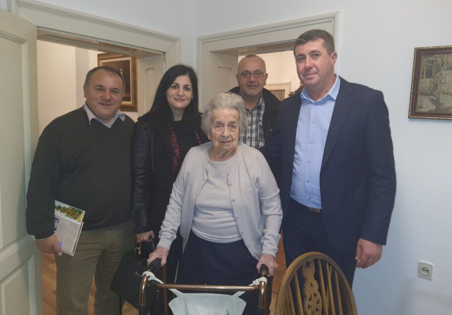 Ćerka projektanta vlasotinačkog keja poklonila 200 knjiga Biblioteci u tom mestu 6 IMG 8cca08b1761aedf282f50309f7117313 V