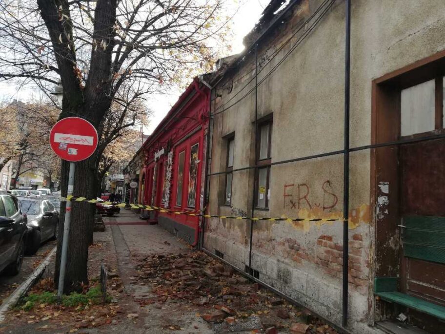 Obrušio se deo nekadašnje streljane na ulicu u centru Niša 10 1639050590629