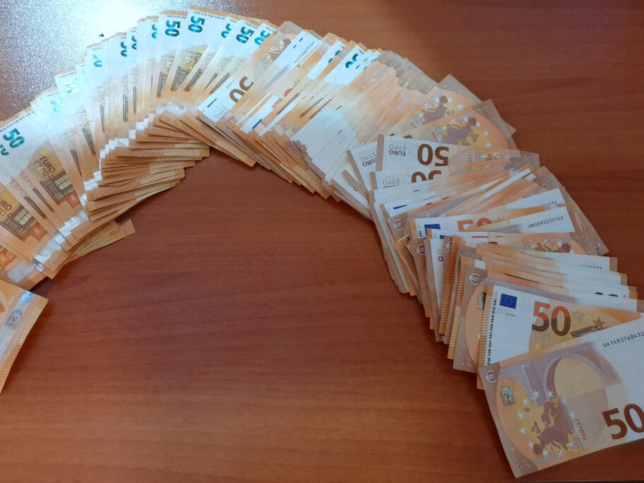 Na Gradini i Merdaru zaplenjeno 50.000 neprijavljenih evra 10 evri foto uprava carina